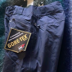 New with tags mens xs goretex ski pants.  Can fit women or kids.